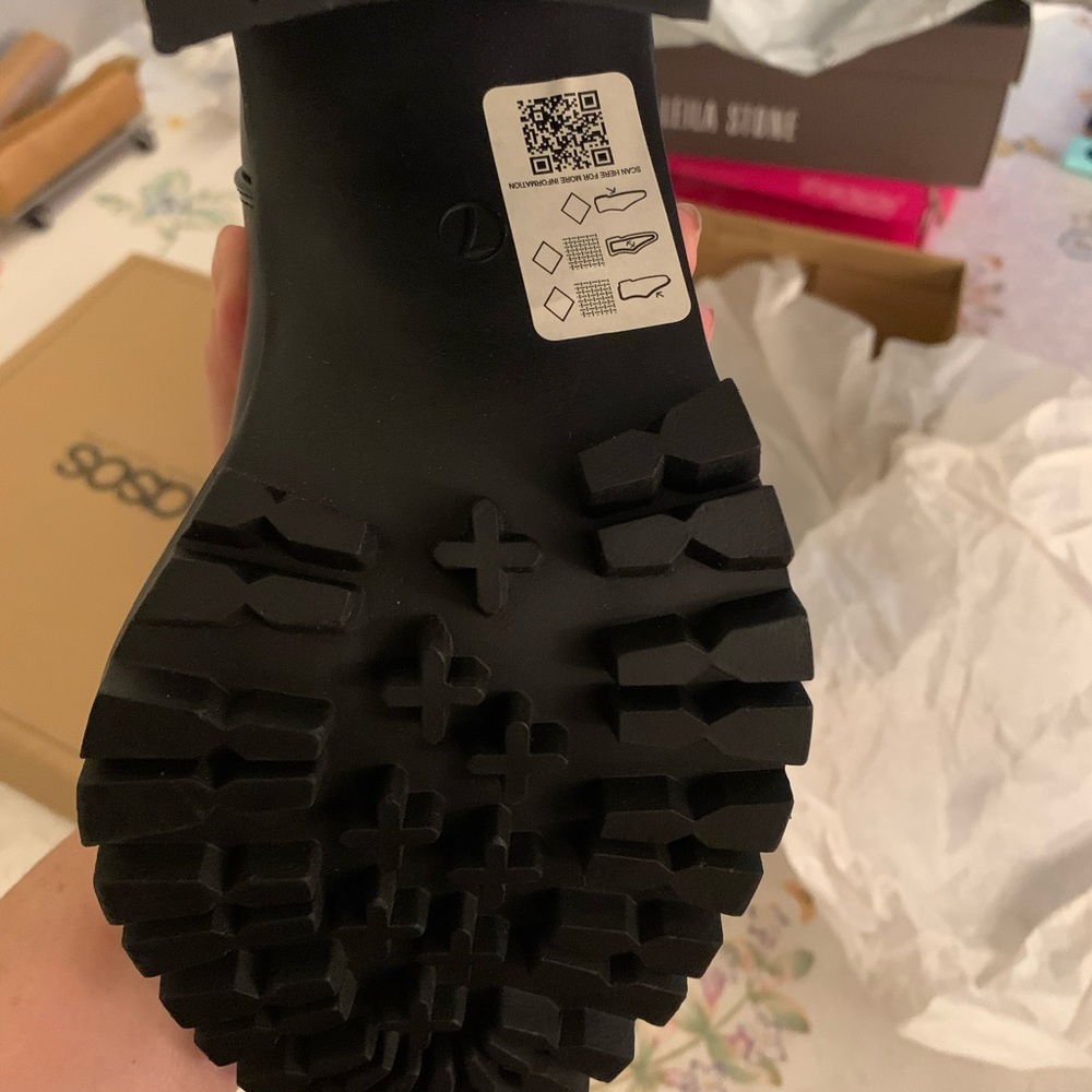 ASOS DESIGN Wide Fit Expect high heeled chunky chelsea boots in black - Picture 9 of 16